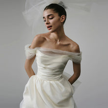 將圖片載入圖庫檢視器，The Petrise Off Shoulder Gown - WeddingConfetti