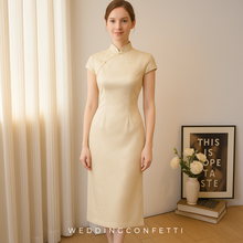 將圖片載入圖庫檢視器，The Solerie Flare Sleeves Cheongsam Gown - WeddingConfetti
