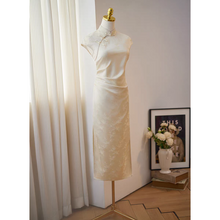 將圖片載入圖庫檢視器，The Solerie Flare Sleeves Cheongsam Gown - WeddingConfetti