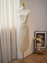 將圖片載入圖庫檢視器，The Solerie Flare Sleeves Cheongsam Gown - WeddingConfetti