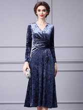 將圖片載入圖庫檢視器，The Persis Velvet Black/Blue Midi Dress (Available in 2 colours) - WeddingConfetti