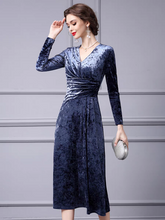 將圖片載入圖庫檢視器，The Persis Velvet Black/Blue Midi Dress (Available in 2 colours) - WeddingConfetti