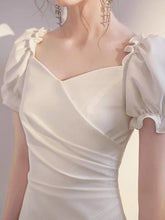 將圖片載入圖庫檢視器，The Rhys Short Puffed Sleeves Dress - WeddingConfetti