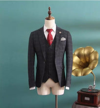 將圖片載入圖庫檢視器，Patrick Groom Men's Navy Blue Suit Jacket, Vest and Pants (3 Piece) - WeddingConfetti