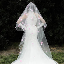 將圖片載入圖庫檢視器，Wedding Bridal Veil With Pink Petals - WeddingConfetti