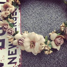 將圖片載入圖庫檢視器，White Floral Hair Crown - WeddingConfetti
